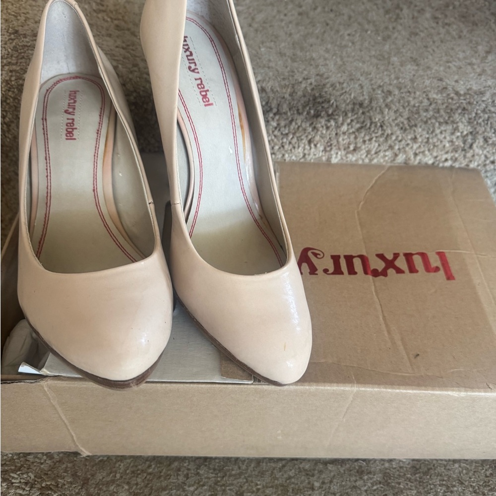Women's Cream Pumps